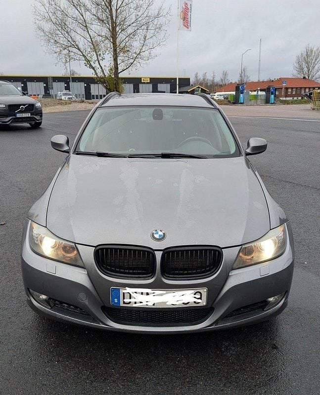 Grå Begagnad 2012 BMW 320 Kombi | 57 000 kr (Bra pris) - Bild 1/3