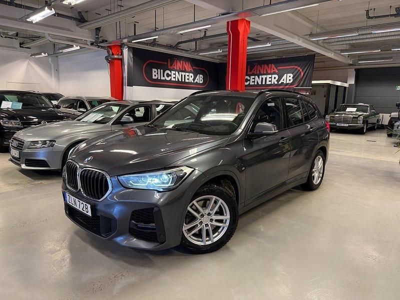 Grå Begagnad 2020 BMW X1 M Sport SUV | 199 000 kr (Marknadspris) - Bild 1/4