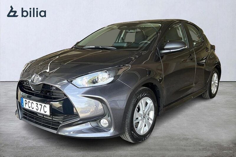 Mörkgrå Begagnad 2024 Toyota Yaris Hybrid Active Halvkombi | 249 900 kr (Marknadspris) - Bild 1/3