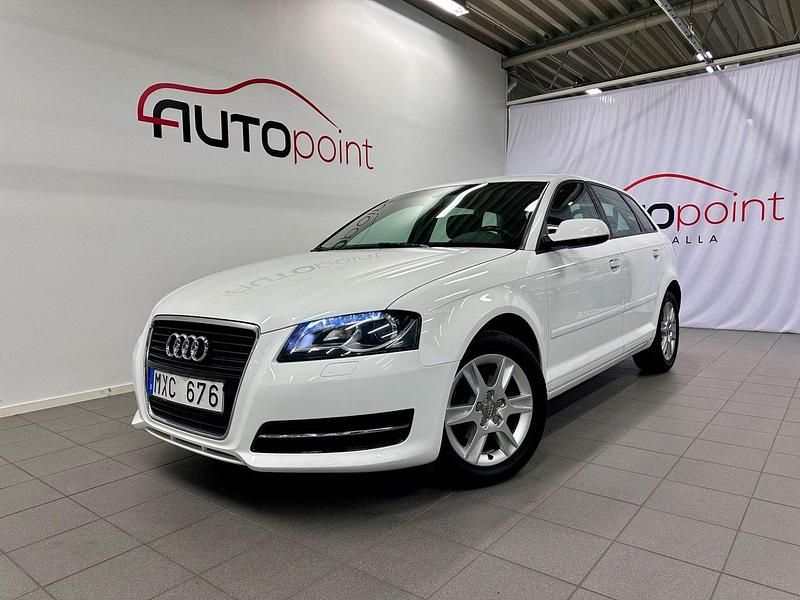 Vit Begagnad 2012 Audi A3 Sportback Attraction Halvkombi | 99 800 kr (Marknadspris) - Bild 1/4