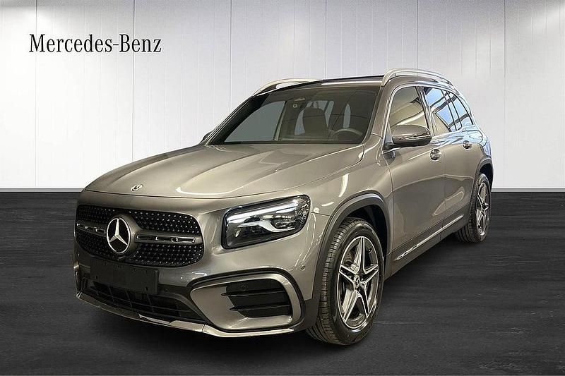 Bergsgrå metallic Ny 2025 Mercedes GLB220 SUV | 586 600 kr - Bild 1/4