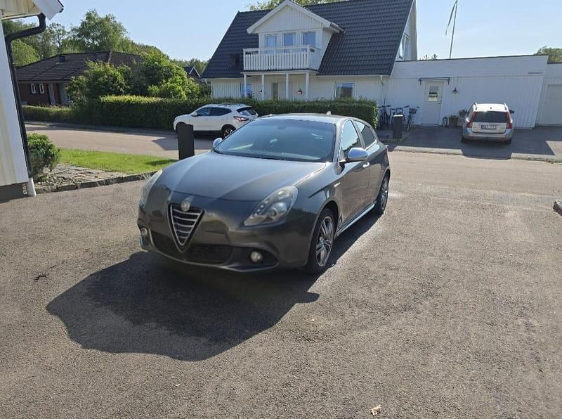 Grå Begagnad 2014 Alfa Romeo Giulietta Distinctive Halvkombi | 56 000 kr (Bra pris) - Bild 1/4