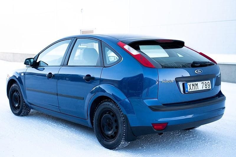 Begagnad Ford Focus 125 HK (91 kW) 2006 Blå Halvkombi