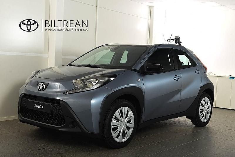 Grå Ny 2025 Toyota Aygo X X-play SUV | 215 800 kr (Marknadspris) - Bild 1/4