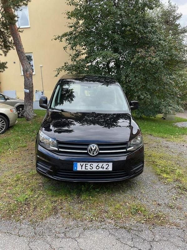 Svart Begagnad 2017 VW Caddy Minibuss | 116 000 kr (Bra pris) - Bild 1/4
