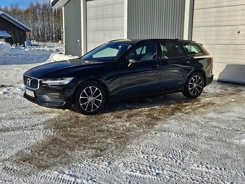 Begagnad Volvo V60 Momentum 150 HK (110 kW) 2020 Svart Kombi