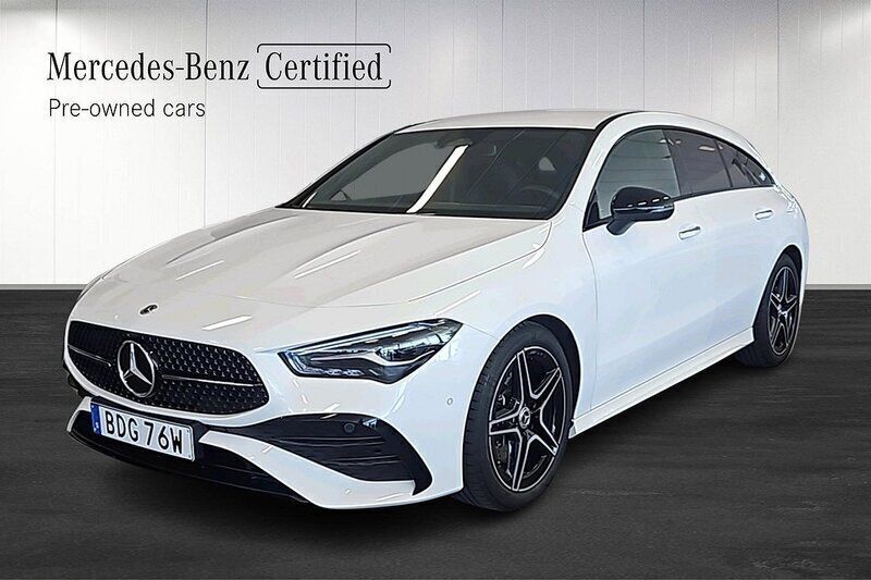 Vit Begagnad 2024 Mercedes CLA200 Shooting Brake AMG Kombi | 388 900 kr (Marknadspris) - Bild 1/4