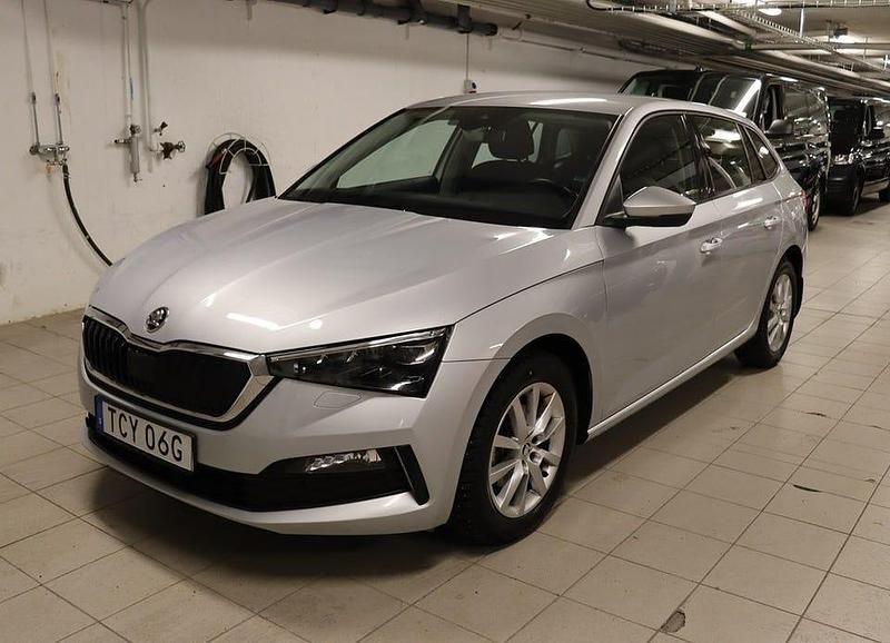 Brilliant silver metallic Begagnad 2020 Skoda Scala Halvkombi | 184 900 kr (Marknadspris) - Bild 1/4