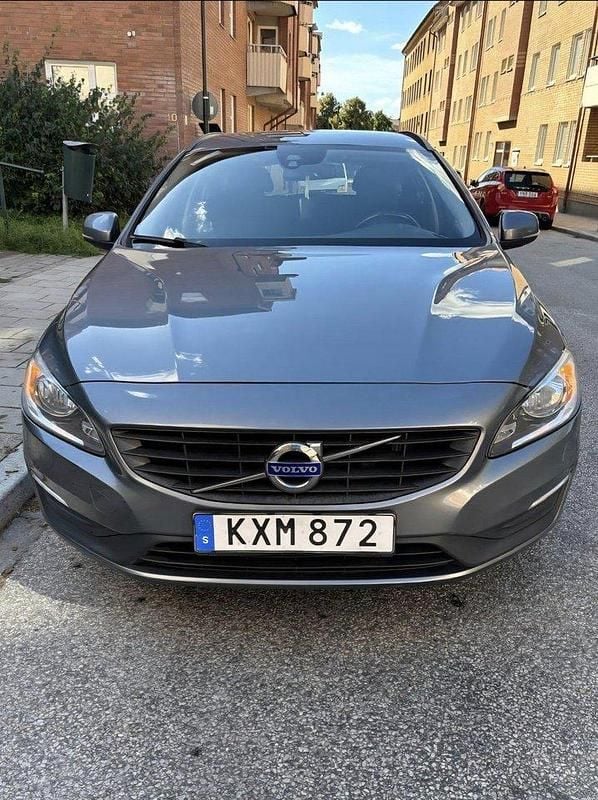 Grå Begagnad 2016 Volvo V60 Kinetic Kombi | 138 000 kr (Bra pris) - Bild 1/4