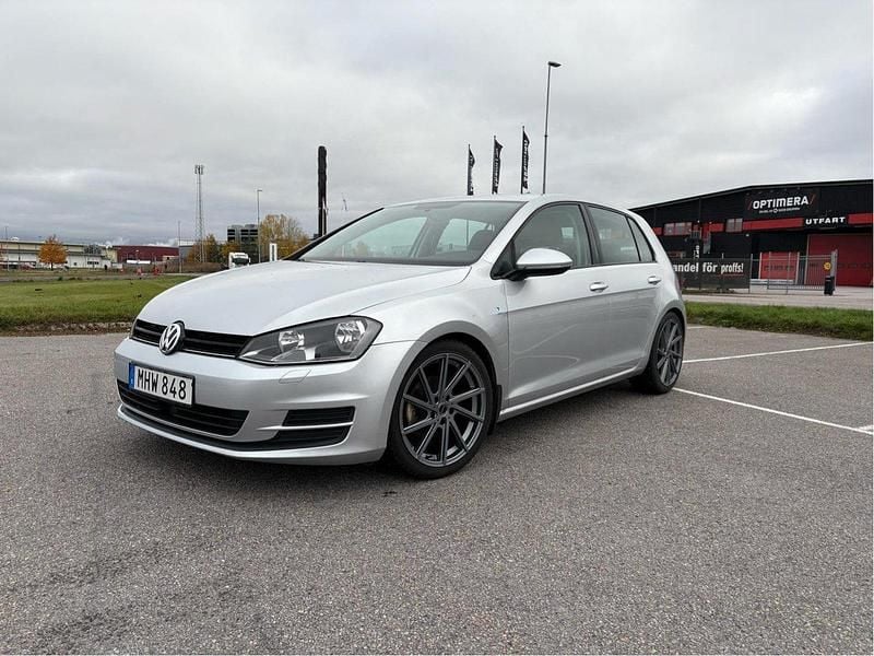 Silver Begagnad 2016 VW Golf VII Halvkombi | 119 900 kr (Marknadspris) - Bild 1/4