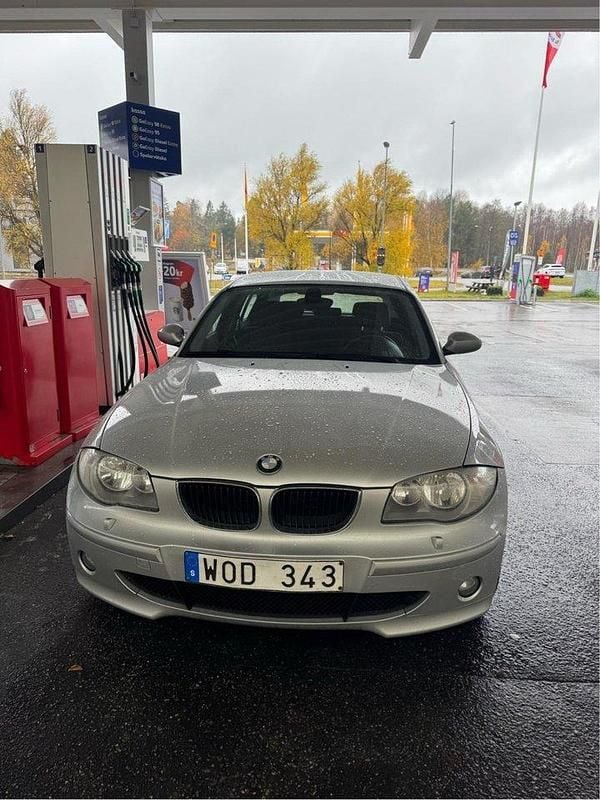 Grå Begagnad 2005 BMW 120 Halvkombi | 42 900 kr (Marknadspris) - Bild 1/4