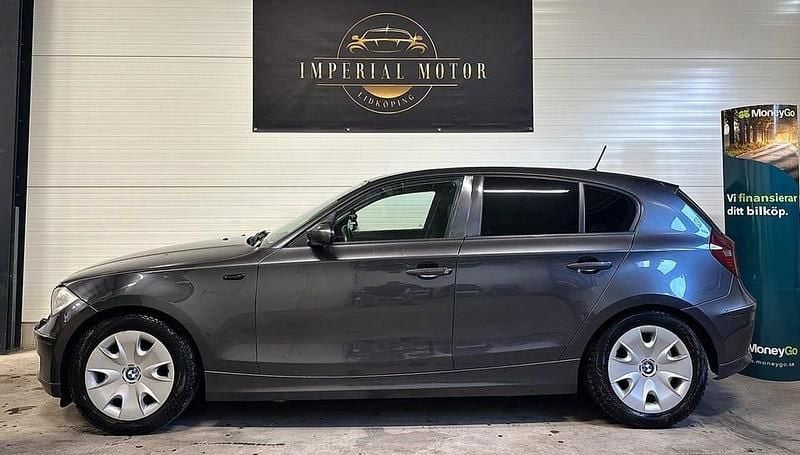 Grå Begagnad 2008 BMW 118 Advantage Halvkombi | 71 500 kr (Marknadspris) - Bild 1/4