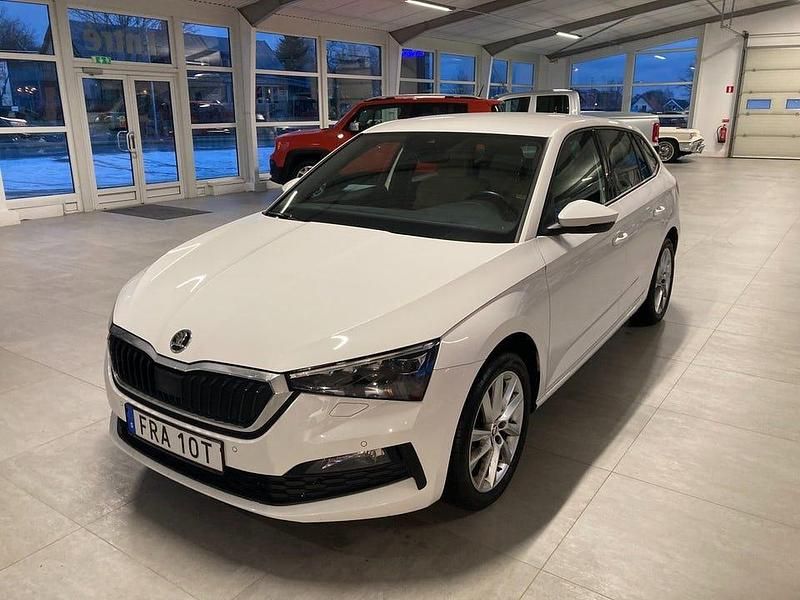 Vit Begagnad 2022 Skoda Scala Style Halvkombi | 199 500 kr (Marknadspris) - Bild 1/4