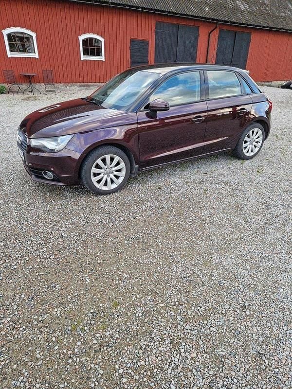 Röd Begagnad 2014 Audi A1 Sportback Sport Halvkombi | 85 000 kr (Marknadspris) - Bild 1/4