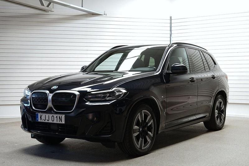 Svart (carbonsvart metallic) Begagnad 2022 BMW iX3 M Sport SUV | 419 000 kr (Bra pris) - Bild 1/4