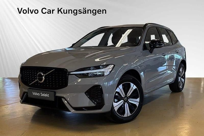 Grå Begagnad 2025 Volvo XC60 Plus SUV | 539 900 kr (Marknadspris) - Bild 1/3
