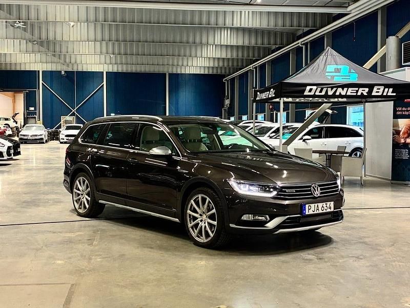 Mörkbrun Begagnad 2017 VW Passat Alltrack Executive Kombi | 159 000 kr (Marknadspris) - Bild 1/4