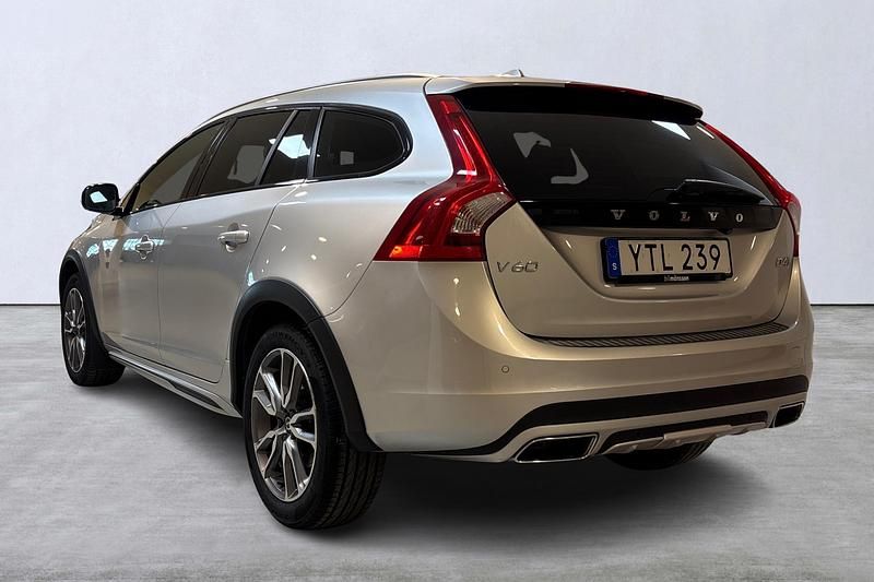 Begagnad Volvo V60 CC Standard 192 HK (141 kW) 2017 Silver Kombi