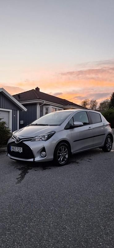 Begagnad 2015 Toyota Yaris Multidrive S Halvkombi | 110 000 kr (Marknadspris) - Bild 1/4