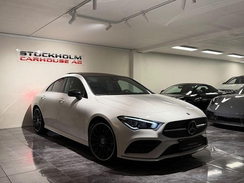 Vit Begagnad 2023 Mercedes CLA180 AMG Sedan | 344 900 kr (Marknadspris) - Bild 1/4