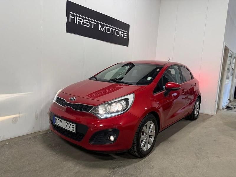 Begagnad Kia Rio 109 HK (80 kW) 2011 Röd Halvkombi