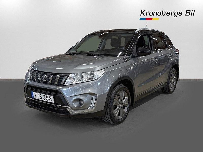 Grå metallic/svart tak Begagnad 2019 Suzuki Vitara SUV | 189 500 kr (Marknadspris) - Bild 1/4