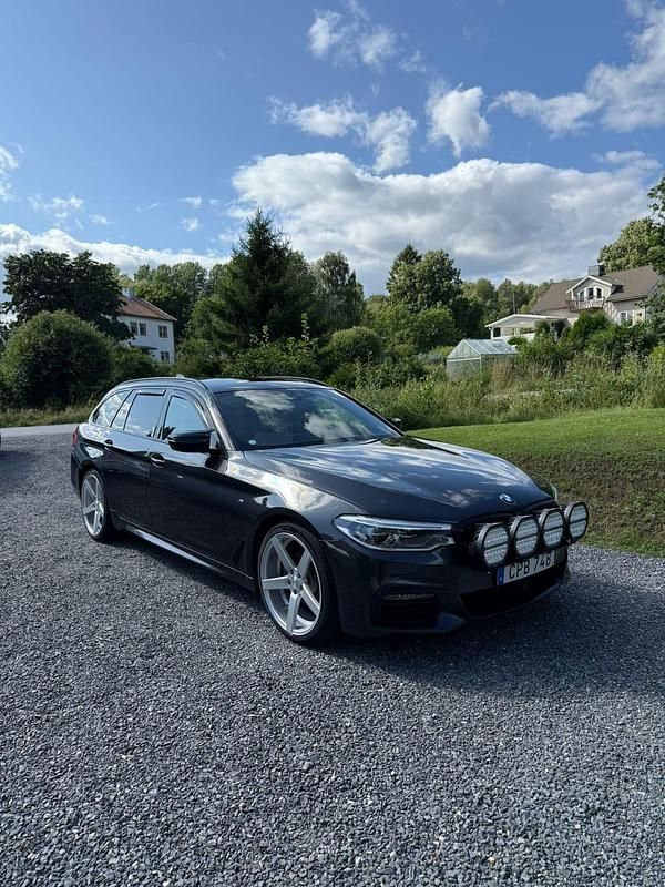 Begagnad 2020 BMW 520 Kombi | 359 000 kr (Dyr) - Bild 1/4