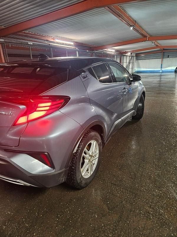 Begagnad 2020 Toyota C-HR SUV | 230 000 kr (Marknadspris) - Bild 1/4