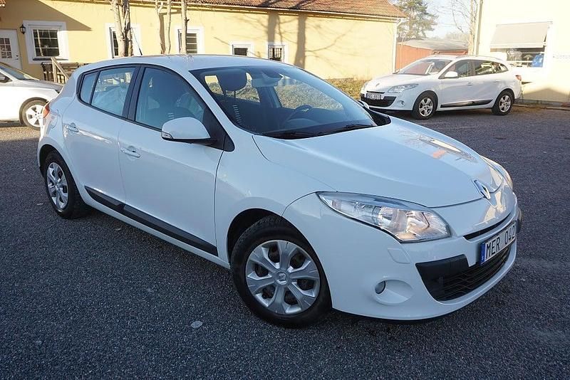 Vit Begagnad 2011 Renault Mégane III Halvkombi | 59 900 kr (Marknadspris) - Bild 1/4