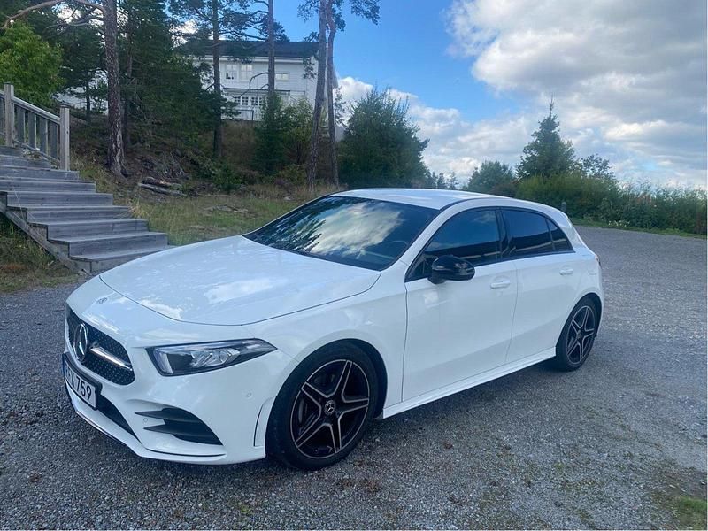 Vit Begagnad 2022 Mercedes A180 AMG Halvkombi | 289 000 kr (Lite dyr) - Bild 1/4
