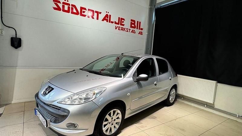 Ljusgrå (grå) Begagnad 2010 Peugeot 206+ Halvkombi | 34 900 kr (Lite dyr) - Bild 1/4