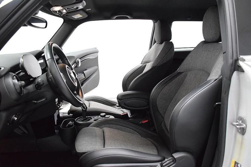 Begagnad Mini Cooper SE Essential 135 kW (184 HK) 2022 Silver Halvkombi