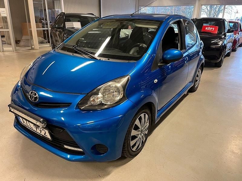 Blå Begagnad 2013 Toyota Aygo Halvkombi | 59 000 kr (Lite dyr) - Bild 1/4