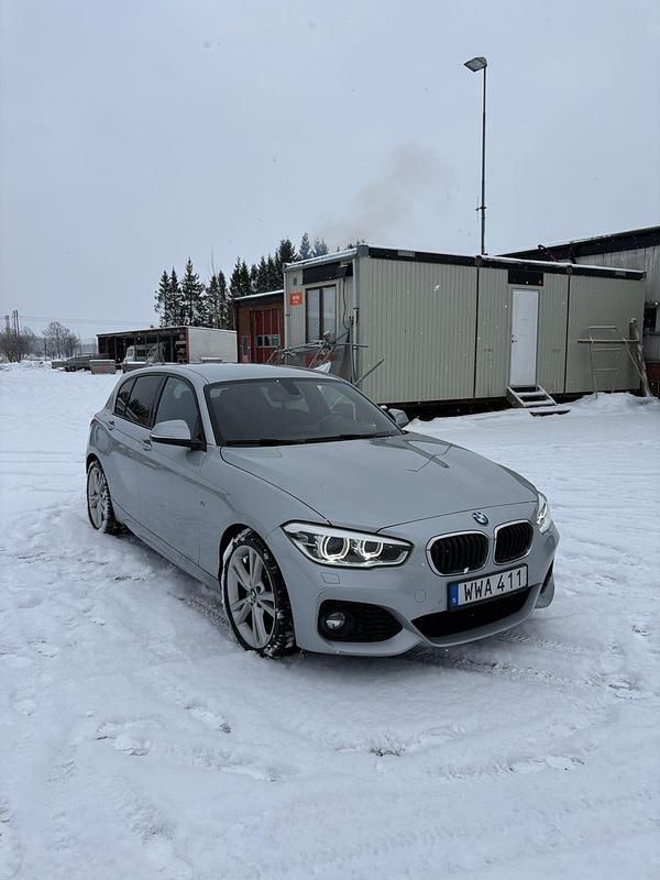 Silver Begagnad 2017 BMW 118 Halvkombi | 179 000 kr (Marknadspris) - Bild 1/4