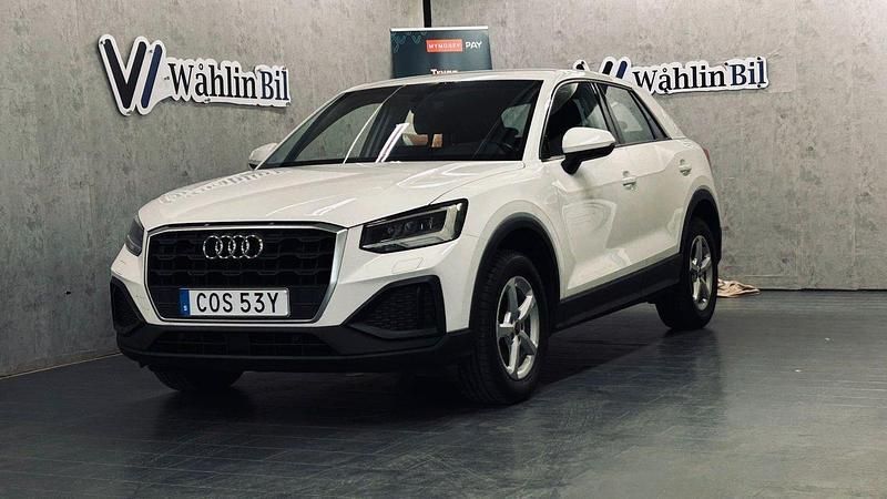 Vit Begagnad 2021 Audi Q2 SUV | 249 900 kr (Marknadspris) - Bild 1/4