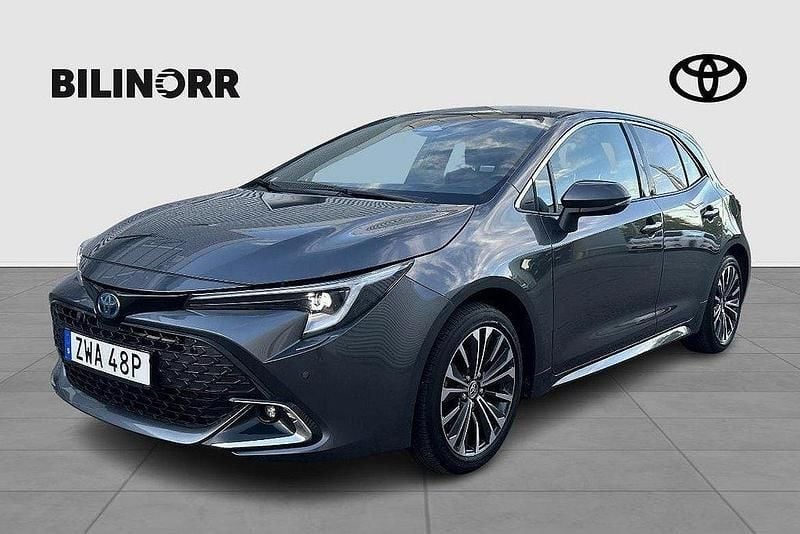 Mörkgrå Begagnad 2024 Toyota Corolla Hybrid Style Halvkombi | 299 900 kr (Lite dyr) - Bild 1/3