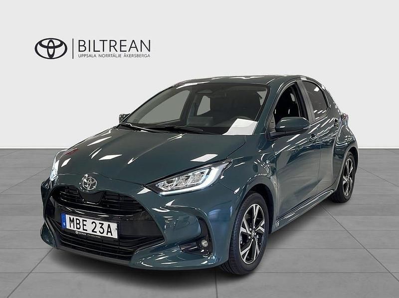 Grön Ny 2025 Toyota Yaris Hybrid Active Halvkombi | 269 000 kr (Marknadspris) - Bild 1/4