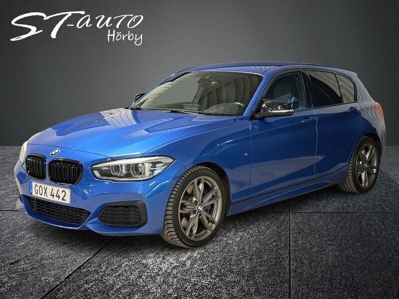 Blå Begagnad 2015 BMW M135 Shadowline Halvkombi | 299 900 kr (Marknadspris) - Bild 1/4