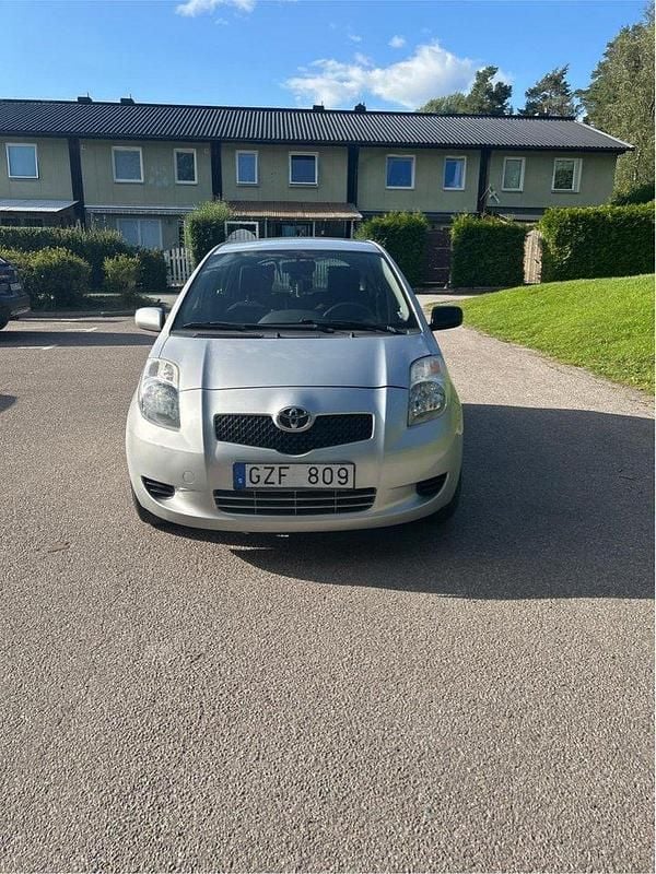 Silver Begagnad 2008 Toyota Yaris Halvkombi | 49 000 kr (Marknadspris) - Bild 1/3