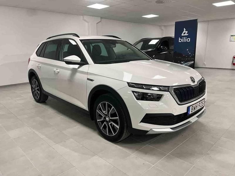 Vit Begagnad 2023 Skoda Kamiq SUV | 239 000 kr (Marknadspris) - Bild 1/1