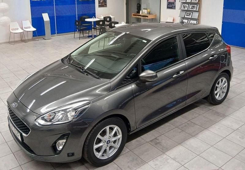 Grå Begagnad 2020 Ford Fiesta Trend Halvkombi | 139 400 kr (Marknadspris) - Bild 1/4