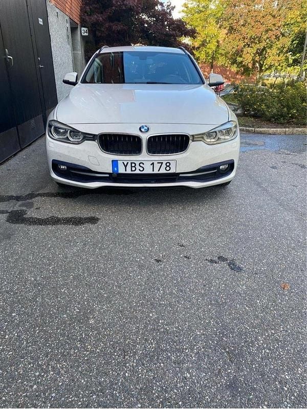 Vit Begagnad 2016 BMW 318 Sport Line Kombi | 165 000 kr (Marknadspris) - Bild 1/4