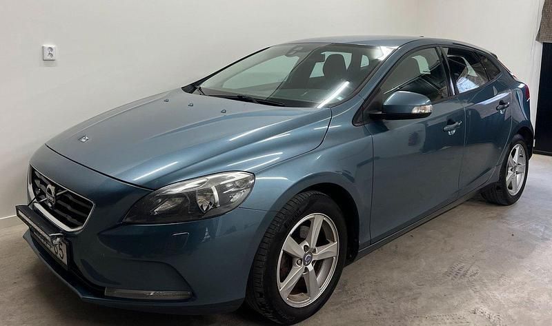 Blå Begagnad 2013 Volvo V40 Kombi | 75 900 kr (Marknadspris) - Bild 1/4