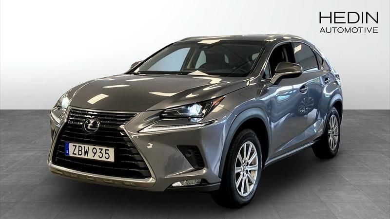 Grå (grey) Begagnad 2017 Lexus NX300h SUV | 269 800 kr (Lite dyr) - Bild 1/4
