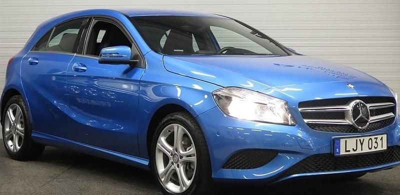 Blå Begagnad 2014 Mercedes A180 Urban Halvkombi | 127 500 kr (Bra pris) - Bild 1/4