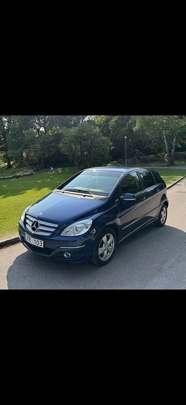Blå Begagnad 2011 Mercedes 180 Sedan | 45 000 kr (Marknadspris) - Bild 1/3