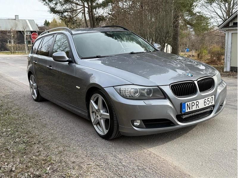 Grå Begagnad 2009 BMW 320 Comfort Edition Kombi | 43 000 kr (Bra pris) - Bild 1/3