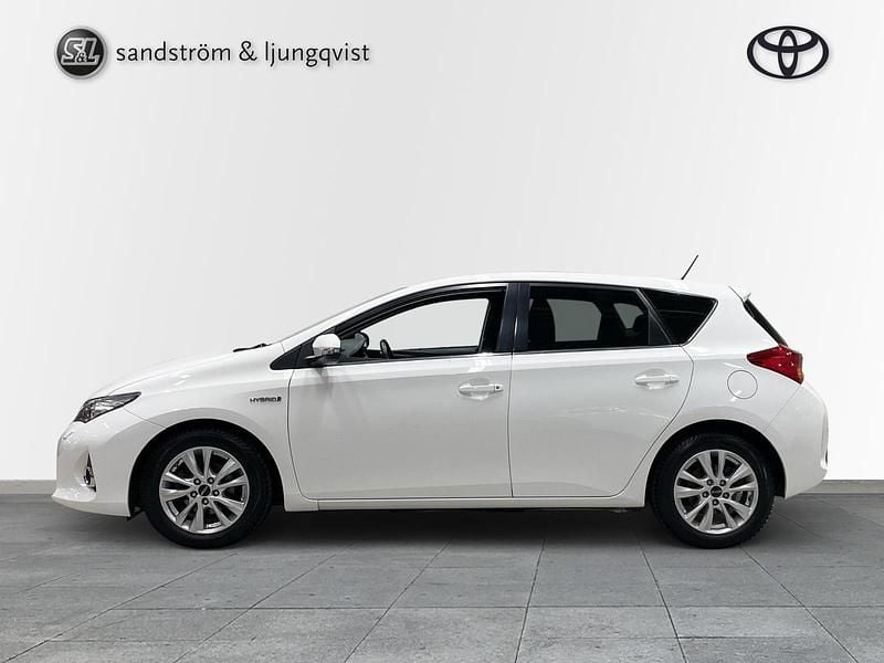 Begagnad Toyota Auris Hybrid Edition 137 HK (100 kW) 2014 Vit Halvkombi