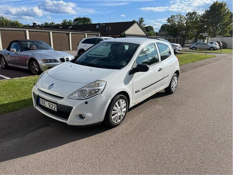 Vit Begagnad 2010 Renault Clio R.S. Halvkombi | 30 000 kr (Dyr) - Bild 1/4