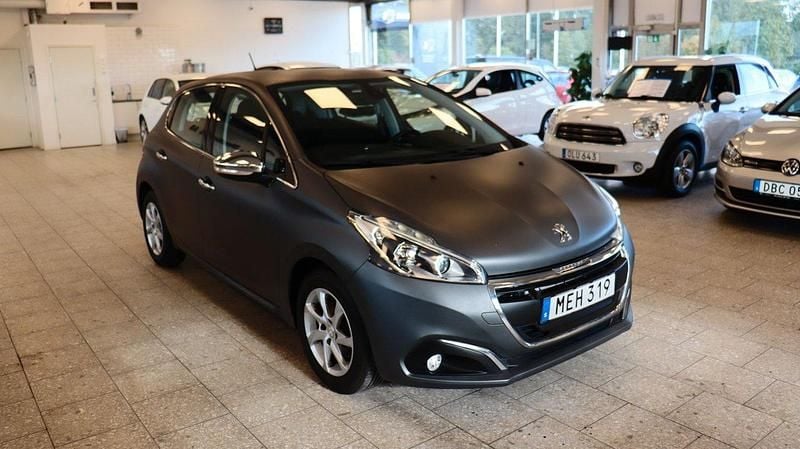 Mörkgrå Begagnad 2015 Peugeot 208 Halvkombi | 74 900 kr (Marknadspris) - Bild 1/4